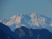 21 Zoom verso l'innevato Monte Rosa